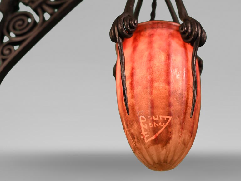 DAUM, Émile ROBERT (attribué à), Lampe en fer forgé délicatement ajouré et verre, vers 1900 DAUM, Émile ROBERT (attribué à), Lampe en fer forgé délicatement ajouré et verre, vers 1900-3