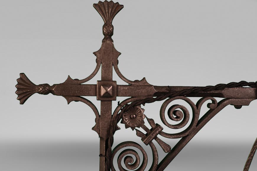 DAUM, Émile ROBERT (attribué à), Lampe en fer forgé délicatement ajouré et verre, vers 1900 DAUM, Émile ROBERT (attribué à), Lampe en fer forgé délicatement ajouré et verre, vers 1900-5