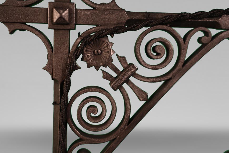 DAUM, Émile ROBERT (attribué à), Lampe en fer forgé délicatement ajouré et verre, vers 1900 DAUM, Émile ROBERT (attribué à), Lampe en fer forgé délicatement ajouré et verre, vers 1900-6