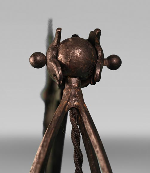 DAUM, Émile ROBERT (attribué à), Lampe en fer forgé délicatement ajouré et verre, vers 1900 DAUM, Émile ROBERT (attribué à), Lampe en fer forgé délicatement ajouré et verre, vers 1900-7