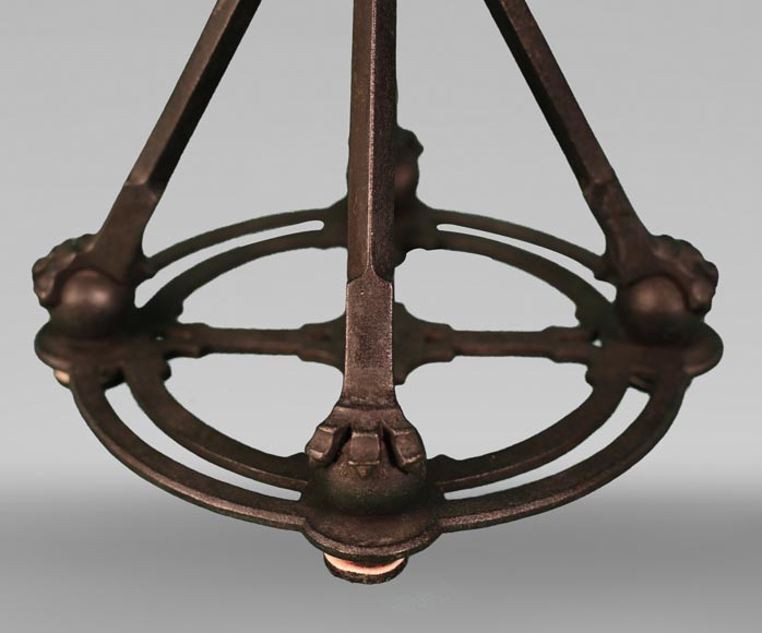 DAUM, Émile ROBERT (attribué à), Lampe en fer forgé délicatement ajouré et verre, vers 1900 DAUM, Émile ROBERT (attribué à), Lampe en fer forgé délicatement ajouré et verre, vers 1900-9