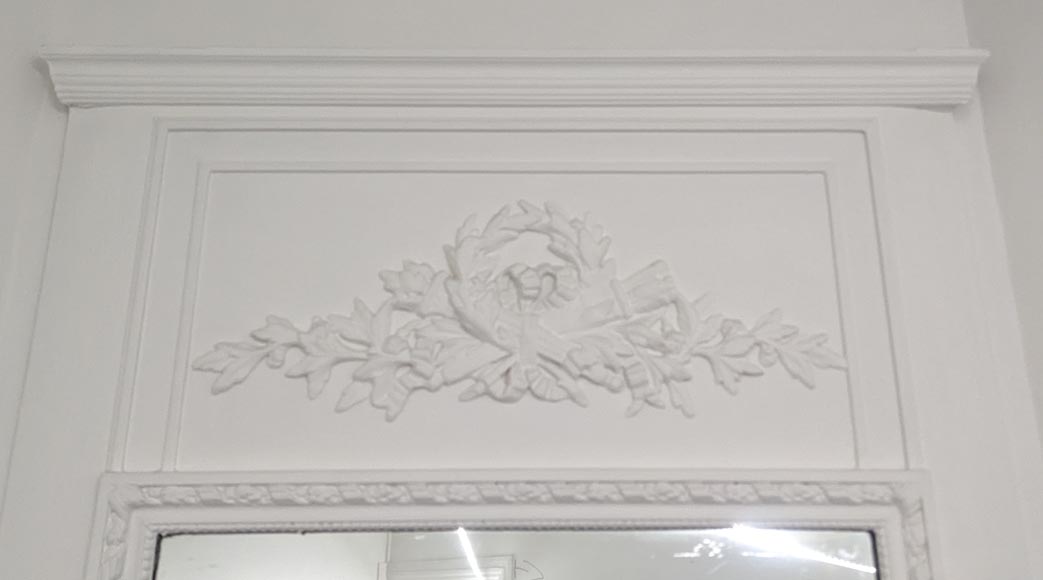 Trumeau de style Louis XVI décoré d'une couronne de laurier Trumeau de style Louis XVI décoré d'une couronne de laurier-1
