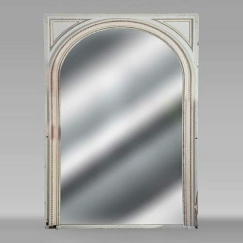 Trumeau de style Louis XVI au dessus arrondi décoré de frises de perles