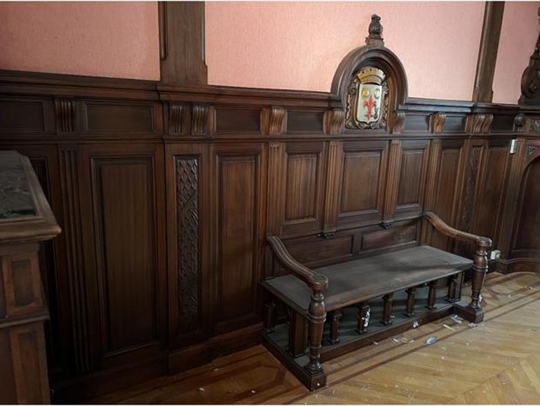 Boiserie de soubassement de style neo Renaissance ornée de lions Boiserie de soubassement de style neo Renaissance ornée de lions-7