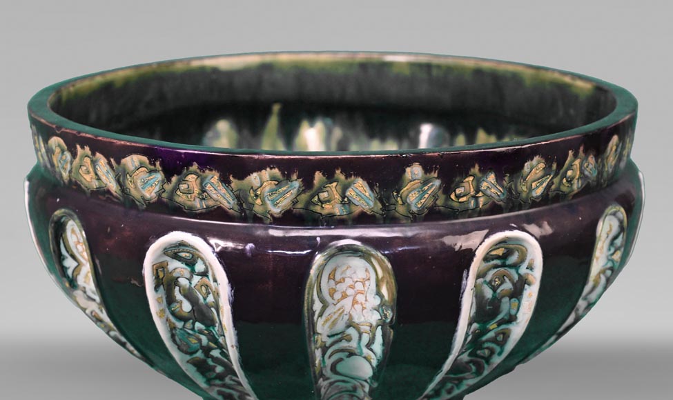 Émile GALLÉ, Vase en faïence à la couverte aubergine et au décor rehaussé d’or, vers 1885-1889 Émile GALLÉ, Vase en faïence à la couverte aubergine et au décor rehaussé d’or, vers 1885-1889-2