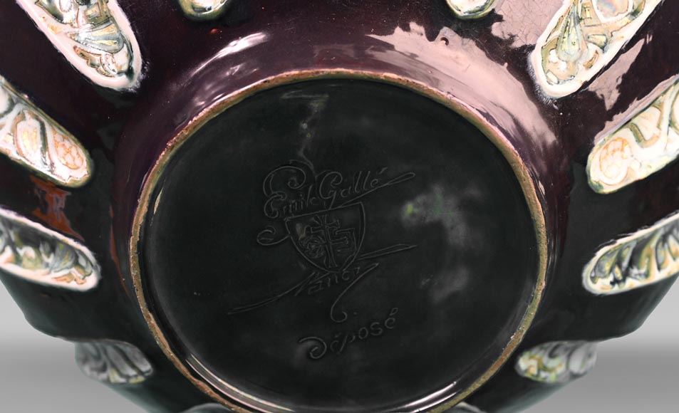 Émile GALLÉ, Vase en faïence à la couverte aubergine et au décor rehaussé d’or, vers 1885-1889 Émile GALLÉ, Vase en faïence à la couverte aubergine et au décor rehaussé d’or, vers 1885-1889-7