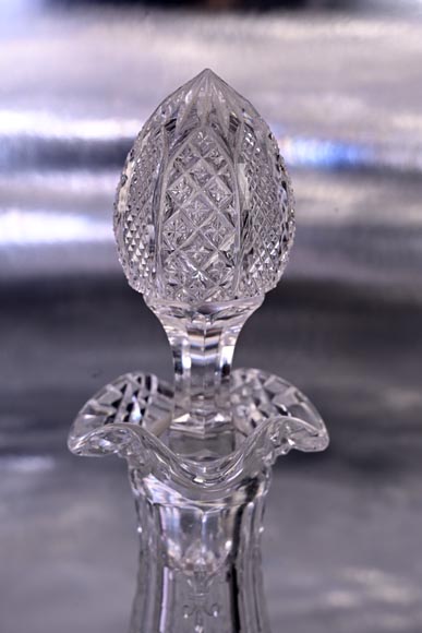 Paire de carafes à vin en cristal gravé, Cristallerie de Saint-Louis Paire de carafes à vin en cristal gravé, Cristallerie de Saint-Louis-4