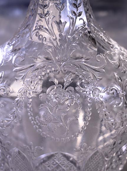 Paire de carafes à vin en cristal gravé, Cristallerie de Saint-Louis Paire de carafes à vin en cristal gravé, Cristallerie de Saint-Louis-6