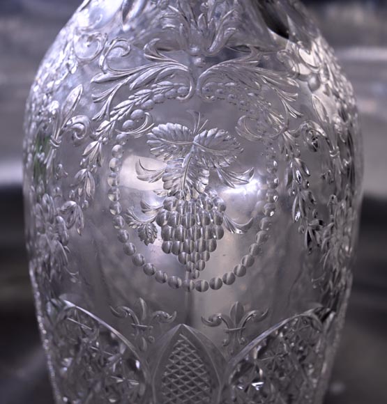 Paire de carafes à vin en cristal gravé, Cristallerie de Saint-Louis Paire de carafes à vin en cristal gravé, Cristallerie de Saint-Louis-8