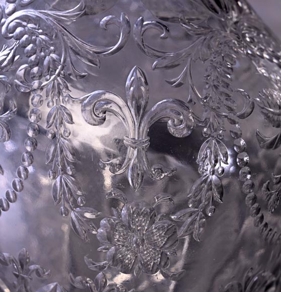 Paire de carafes à vin en cristal gravé, Cristallerie de Saint-Louis Paire de carafes à vin en cristal gravé, Cristallerie de Saint-Louis-9