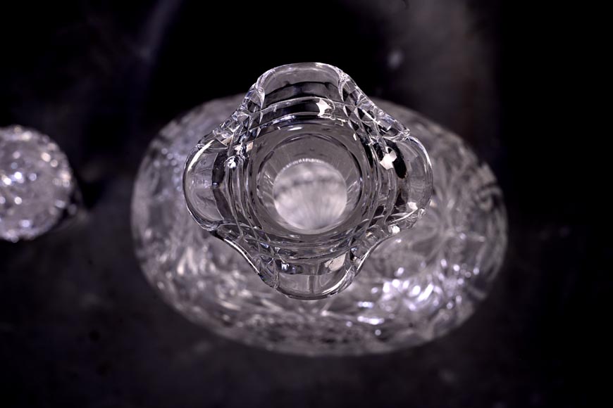 Paire de carafes à vin en cristal gravé, Cristallerie de Saint-Louis Paire de carafes à vin en cristal gravé, Cristallerie de Saint-Louis-11