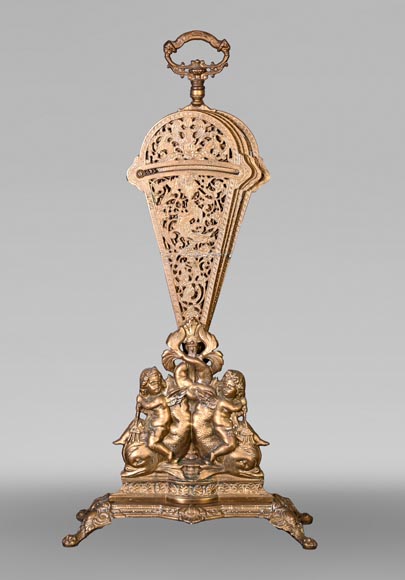 Grand pare-étincelles en éventail de style Napoléon III à décor de dauphins et putti Grand pare-étincelles en éventail de style Napoléon III à décor de dauphins et putti-1