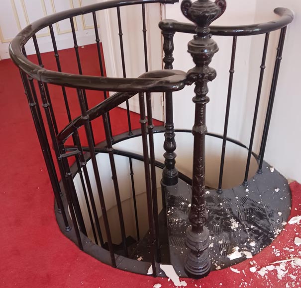 Escalier en colimaçon en chêne peint Escalier en colimaçon en chêne peint-1