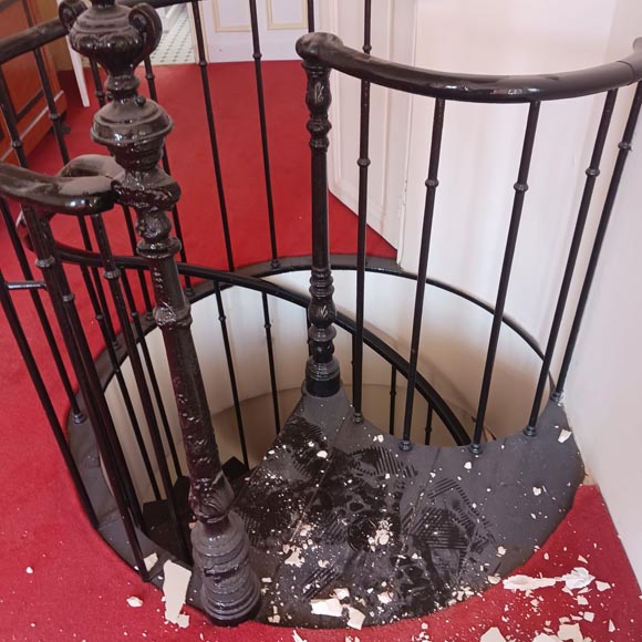 Escalier en colimaçon en chêne peint Escalier en colimaçon en chêne peint-2