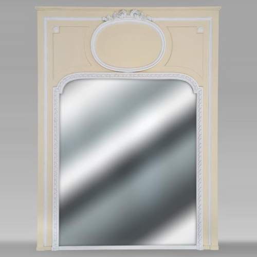 Trumeau de style Louis XVI orné d'un médaillon surmonté d'un ruban