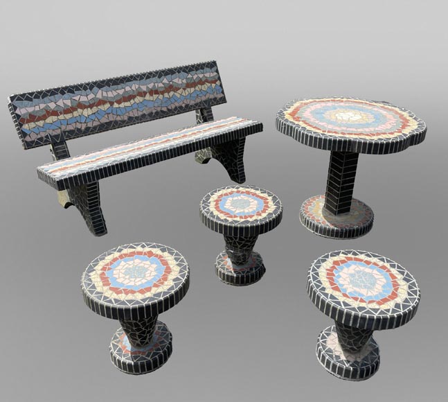 Salon de jardin composé d’une table, de trois tabourets et d’un banc ornés de carreaux de céramiques polychromes, années 1980 Salon de jardin composé d’une table, de trois tabourets et d’un banc ornés de carreaux de céramiques polychromes, années 1980-0