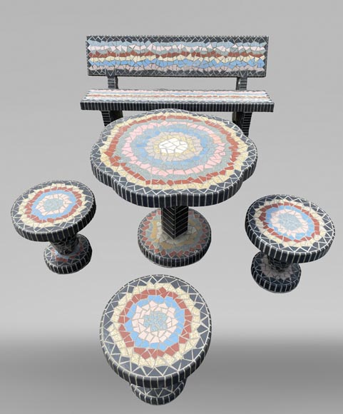 Salon de jardin composé d’une table, de trois tabourets et d’un banc ornés de carreaux de céramiques polychromes, années 1980 Salon de jardin composé d’une table, de trois tabourets et d’un banc ornés de carreaux de céramiques polychromes, années 1980-1