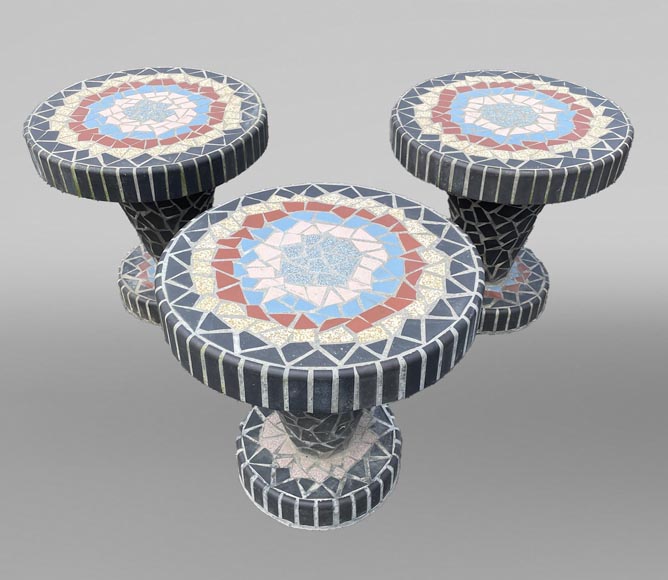 Salon de jardin composé d’une table, de trois tabourets et d’un banc ornés de carreaux de céramiques polychromes, années 1980 Salon de jardin composé d’une table, de trois tabourets et d’un banc ornés de carreaux de céramiques polychromes, années 1980-2