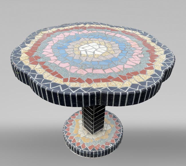 Salon de jardin composé d’une table, de trois tabourets et d’un banc ornés de carreaux de céramiques polychromes, années 1980 Salon de jardin composé d’une table, de trois tabourets et d’un banc ornés de carreaux de céramiques polychromes, années 1980-3