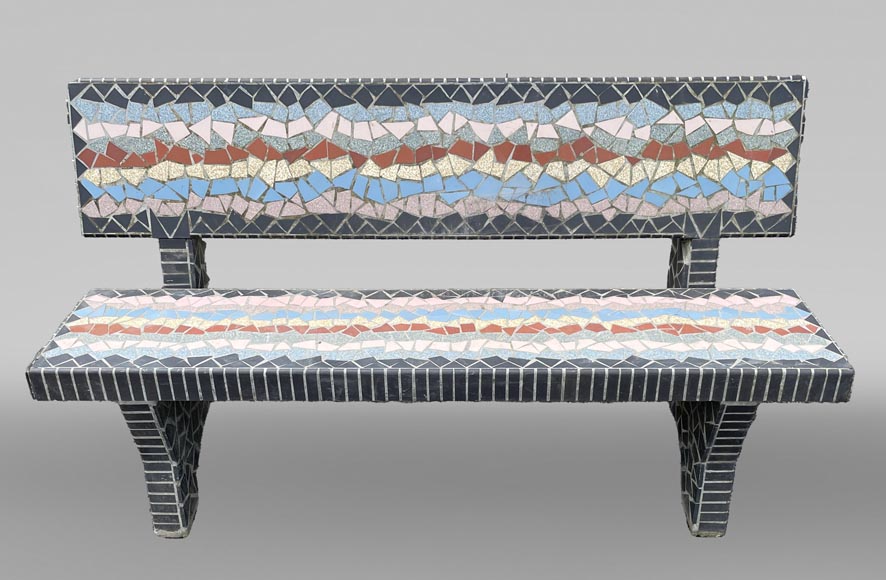 Salon de jardin composé d’une table, de trois tabourets et d’un banc ornés de carreaux de céramiques polychromes, années 1980 Salon de jardin composé d’une table, de trois tabourets et d’un banc ornés de carreaux de céramiques polychromes, années 1980-4