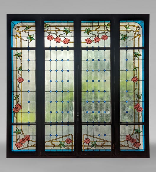 Grand vitrail de style Napoléon III au décors de roses Grand vitrail de style Napoléon III au décors de roses-0