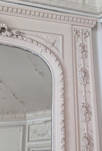 Trumeau de style Louis XVI au miroir arrondi et décoré d'un ruban Trumeau de style Louis XVI au miroir arrondi et décoré d'un ruban-3
