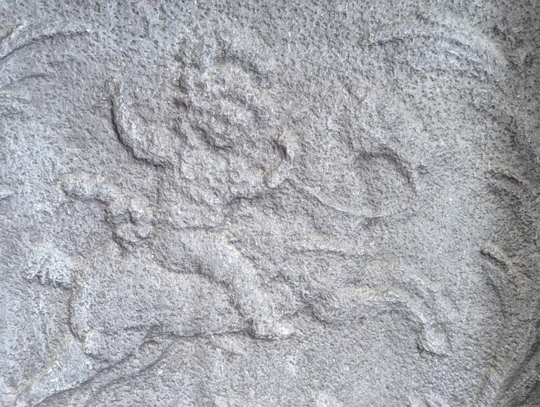 Petite plaque de cheminée de style Louis XV au cavalier Petite plaque de cheminée de style Louis XV au cavalier-2