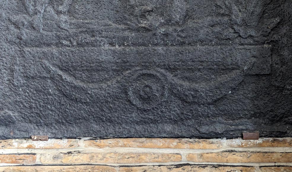 Petite plaque de cheminée de style Louis XV au cavalier Petite plaque de cheminée de style Louis XV au cavalier-4