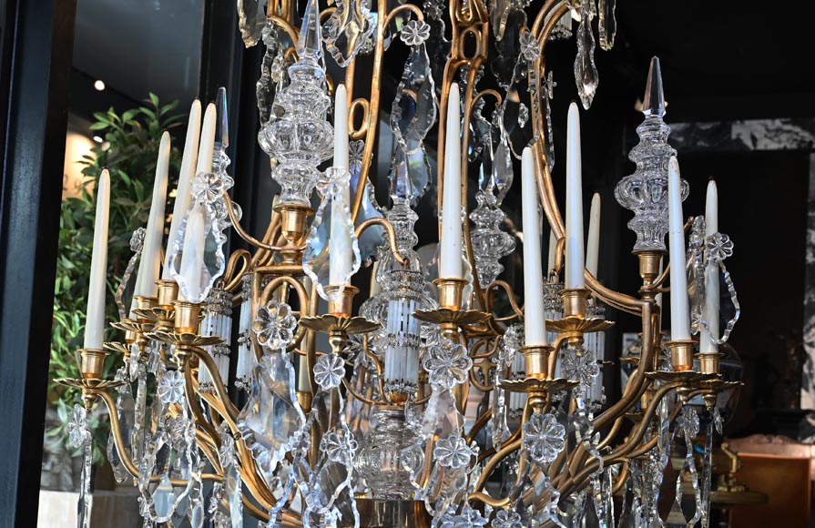 Lustre à vingt-quatre bras de lumière sur le modèle de lustres du château de Versailles, XXe siècle Lustre à vingt-quatre bras de lumière sur le modèle de lustres du château de Versailles, XXe siècle-7