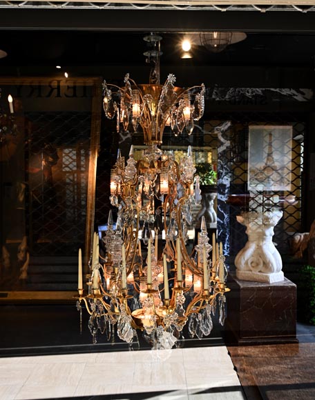 Lustre à vingt-quatre bras de lumière sur le modèle de lustres du château de Versailles, XXe siècle Lustre à vingt-quatre bras de lumière sur le modèle de lustres du château de Versailles, XXe siècle-11