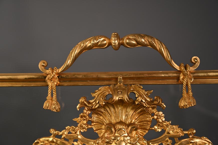 Pare étincelle de style Napoléon III au masque de femme et guirlande de fleurs en bronze doré et verre Pare étincelle de style Napoléon III au masque de femme et guirlande de fleurs en bronze doré et verre-2