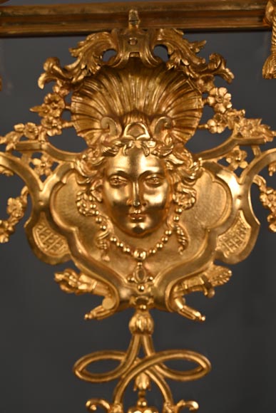 Pare étincelle de style Napoléon III au masque de femme et guirlande de fleurs en bronze doré et verre Pare étincelle de style Napoléon III au masque de femme et guirlande de fleurs en bronze doré et verre-3
