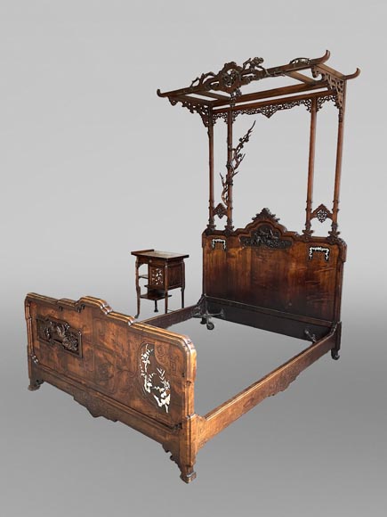 Gabriel VIARDOT, Lit japonisant doté d’un dais et accompagné de sa table de chevet, seconde moitié du XIXe siècle Gabriel VIARDOT, Lit japonisant doté d’un dais et accompagné de sa table de chevet, seconde moitié du XIXe siècle-1
