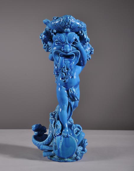 Joseph CHERET (1838 - 1894) pour la Manufacture de Sèvres "Putto et masques de théâtre grec" Vide poche en faïence vernisée bleue Joseph CHERET (1838 - 1894) pour la Manufacture de Sèvres "Putto et masques de théâtre grec" Vide poche en faïence vernisée bleue-1
