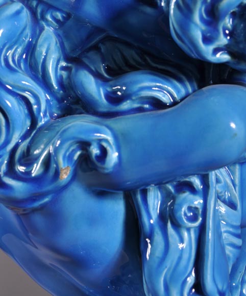 Joseph CHERET (1838 - 1894) pour la Manufacture de Sèvres "Putto et masques de théâtre grec" Vide poche en faïence vernisée bleue Joseph CHERET (1838 - 1894) pour la Manufacture de Sèvres "Putto et masques de théâtre grec" Vide poche en faïence vernisée bleue-8