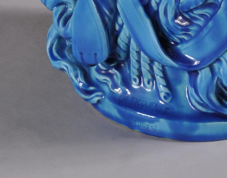 Joseph CHERET (1838 - 1894) pour la Manufacture de Sèvres "Putto et masques de théâtre grec" Vide poche en faïence vernisée bleue Joseph CHERET (1838 - 1894) pour la Manufacture de Sèvres "Putto et masques de théâtre grec" Vide poche en faïence vernisée bleue-10