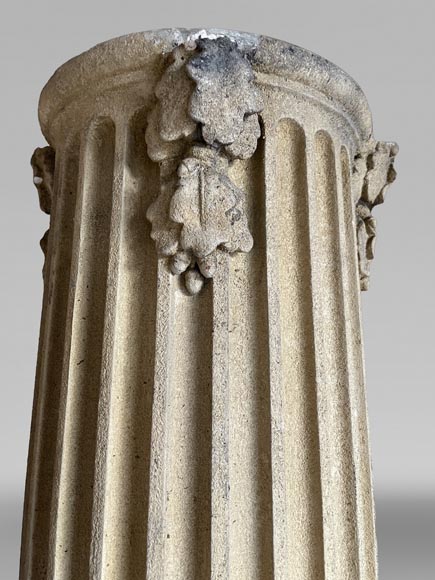 Paire de colonnes aux feuilles de chêne en bois sculpté et stuc, fin du XIXe siècle Paire de colonnes aux feuilles de chêne en bois sculpté et stuc, fin du XIXe siècle-2