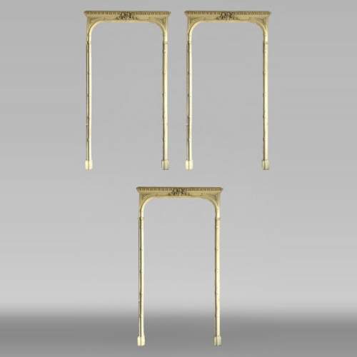 Ensemble de trois boîtes à rideaux en bois sculpté, époque Louis XVI