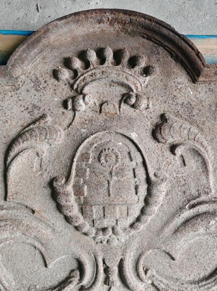 Grande plaque de cheminée à armoirie datée 1709 Grande plaque de cheminée à armoirie datée 1709-1