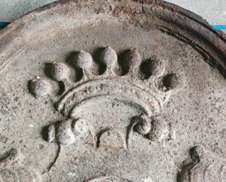 Grande plaque de cheminée à armoirie datée 1709 Grande plaque de cheminée à armoirie datée 1709-2