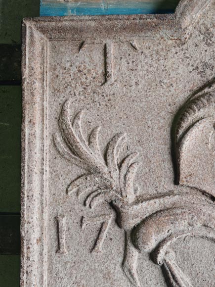 Grande plaque de cheminée à armoirie datée 1709 Grande plaque de cheminée à armoirie datée 1709-3