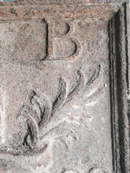 Grande plaque de cheminée à armoirie datée 1709 Grande plaque de cheminée à armoirie datée 1709-4