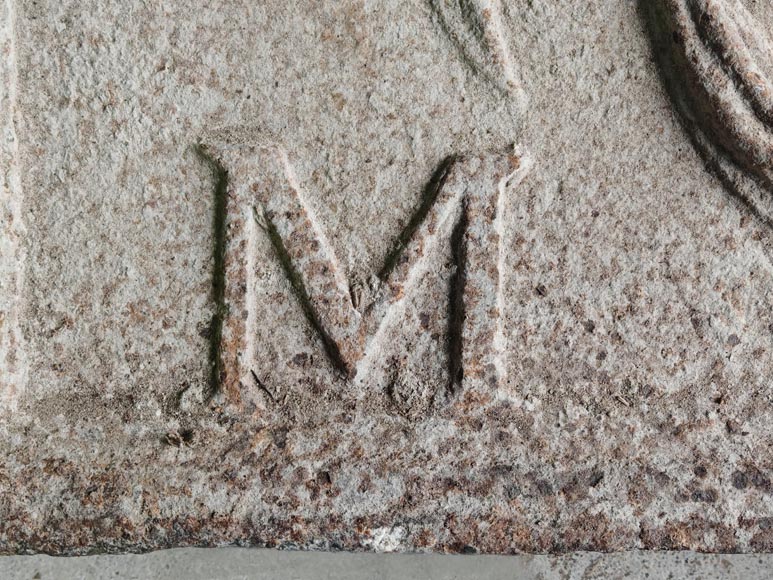 Grande plaque de cheminée à armoirie datée 1709 Grande plaque de cheminée à armoirie datée 1709-5