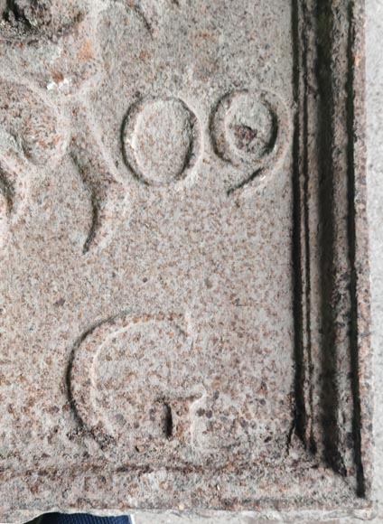 Grande plaque de cheminée à armoirie datée 1709 Grande plaque de cheminée à armoirie datée 1709-7