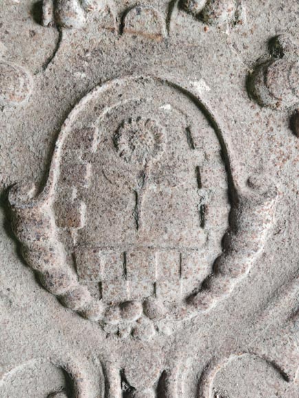 Grande plaque de cheminée à armoirie datée 1709 Grande plaque de cheminée à armoirie datée 1709-8