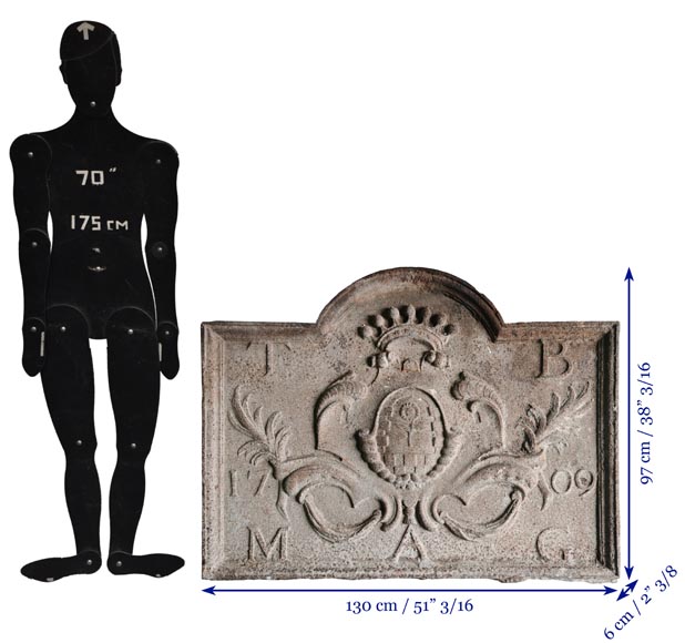 Grande plaque de cheminée à armoirie datée 1709 Grande plaque de cheminée à armoirie datée 1709-10