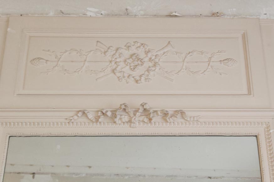 Trumeau de style Louis XVI décoré d'une couronne de fleurs Trumeau de style Louis XVI décoré d'une couronne de fleurs-1