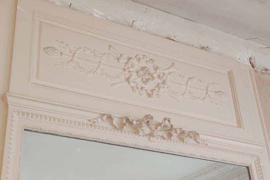 Trumeau de style Louis XVI décoré d'une couronne de fleurs Trumeau de style Louis XVI décoré d'une couronne de fleurs-2