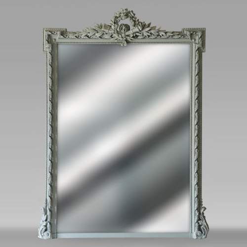 Trumeau de style Louis XVI richement décoré d'une couronne de fleurs