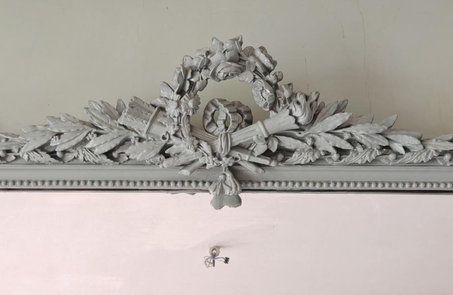 Trumeau de style Louis XVI richement décoré d'une couronne de fleurs Trumeau de style Louis XVI richement décoré d'une couronne de fleurs-1